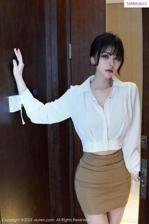   [XiuRen]高清写真图 2023.01.10 No.6111 桃桃子_ 短裙美腿第27张图片